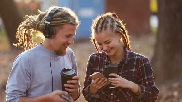 Studenti na přestávka na kávu — Stock video