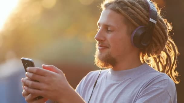 Man luistert naar muziek op telefoon — Stockvideo