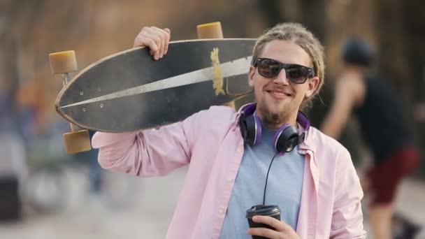 Ragazzo con Skateboard e Caffè — Video Stock