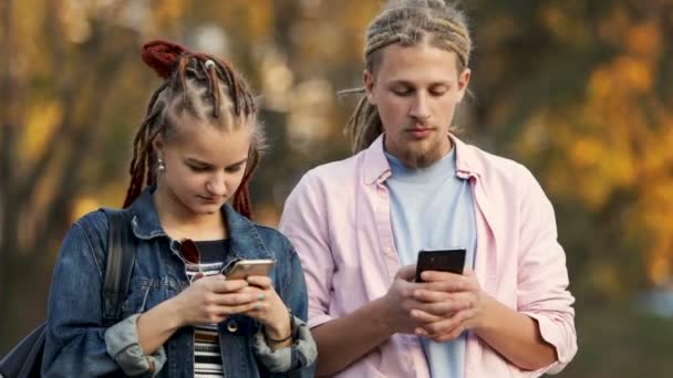 Adictos telefónicos en la calle — Vídeos de Stock