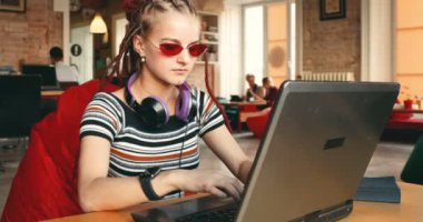 laptop kız çalışıyor