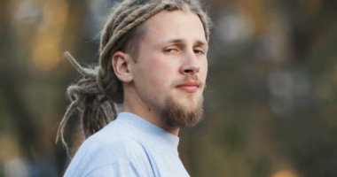 Dreads ile gülümseyen adam