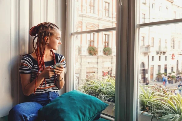 Hipster Chica Con Dreads Usando Smartphone — Foto de Stock