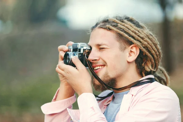 Πορτρέτο του Hipster αγόρι με φόβους που κατέχουν τα φωτογραφικών μηχανών — Φωτογραφία Αρχείου