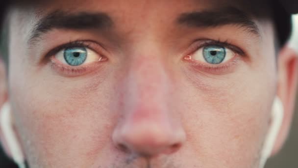 Regardez l'homme aux yeux bleus — Video