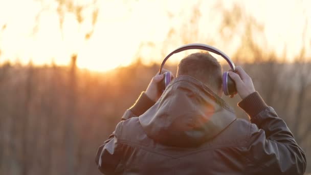 Ragazzo mette su auricolari — Video Stock