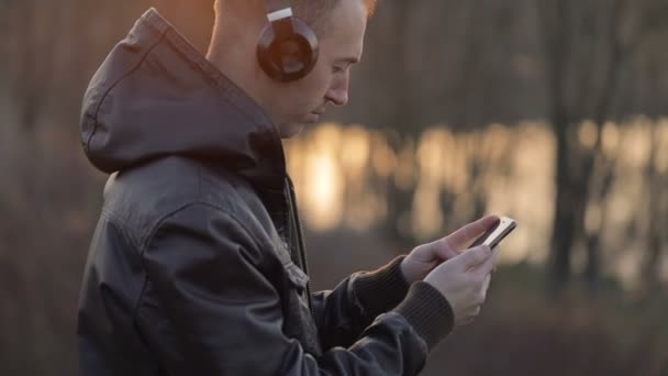 El hombre disfruta de la música al aire libre — Vídeos de Stock