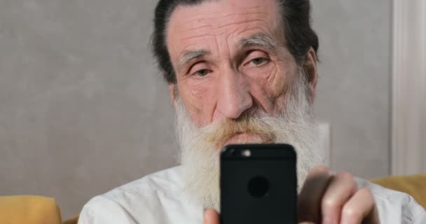 Senior nutzt Smartphone — Stockvideo