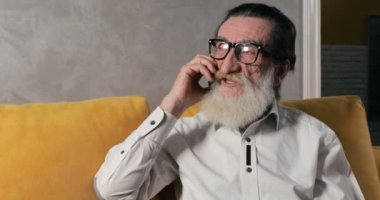 Mutlu kıdemli vatandaş sohbetler Smartphone cep telefonu ile