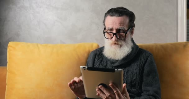 Hombre mayor utiliza tableta — Vídeo de stock