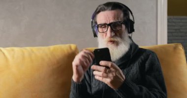Yaşlı adam müzik dinliyor