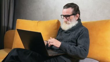 Yaşlı adam türleri üstünde Laptop