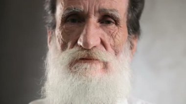 mutlu bir yaşlı adam