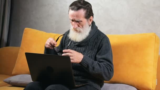 Starszy człowiek próbuje znaleźć odpowiedni przycisk — Wideo stockowe