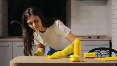 Ev kadını mutfak masasında temizler