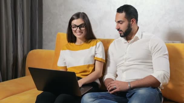 Casal jovem faz compras online — Vídeo de Stock