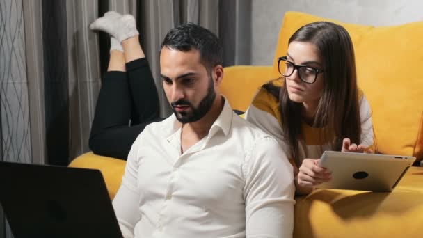 Familia pareja uso gadgets en casa — Vídeos de Stock