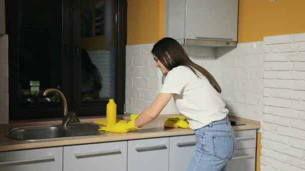 Dívka čistí v kuchyni