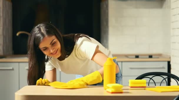 Hemmafru nöjd med rent bord — Stockvideo