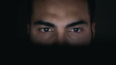 Adam kullanır Laptop karanlığın içinde