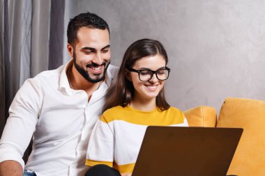 Güzel çift belgili tanımlık Laptop film izlerken