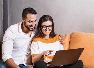 güzel bir çift kullanarak dizüstü bilgisayar