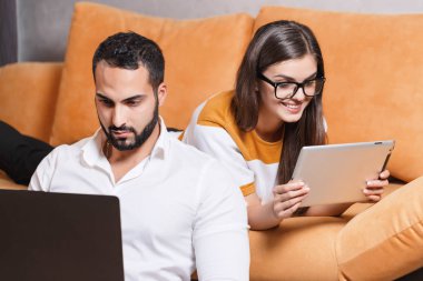 Güzel çift birlikte çalışma