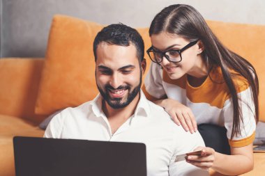 Güzel çift birlikte alışveriş yaparken