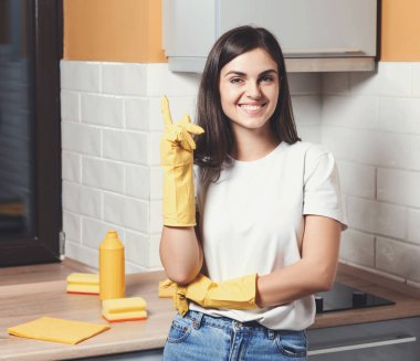 Mutlu kız bir mutfak temizlik