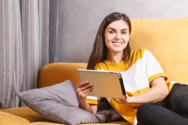 Mutlu kız kullanarak Tablet