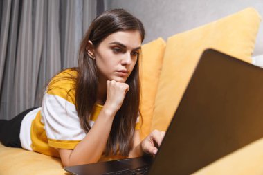 Neşeli kız onu Laptop ile döşeme