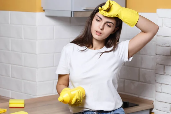 Yorgun kız bir mutfak temizlik — Stok fotoğraf
