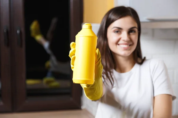 Happy Girl Cleaning A Kitchen — Stock Photo, Image