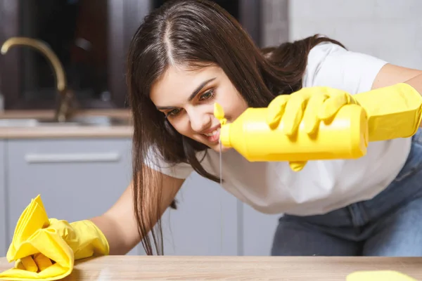 幸せな女の子のキッチンのクリーニング — ストック写真