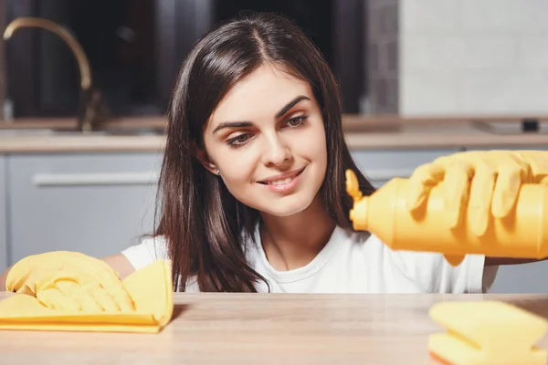 Mutlu kız bir mutfak temizlik — Stok fotoğraf