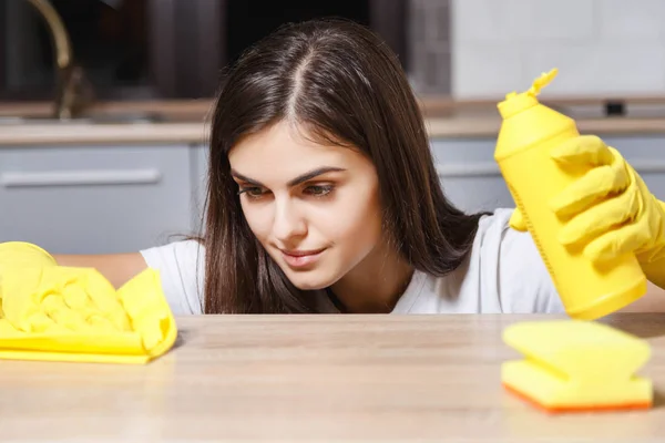 Mutlu kız bir mutfak temizlik — Stok fotoğraf