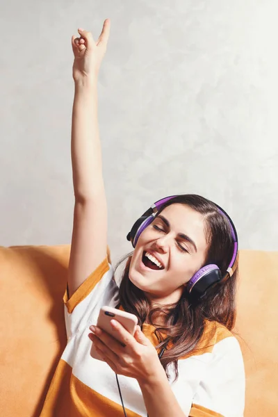 Mutlu kız müzik dinleme — Stok fotoğraf