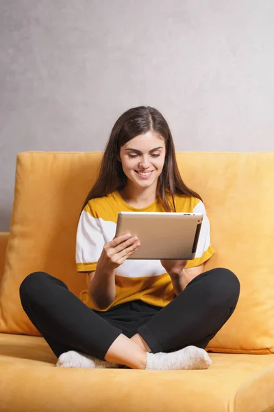 Chica feliz usando tableta — Foto de Stock