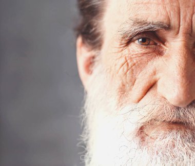Üst düzey sakallı adam portresi