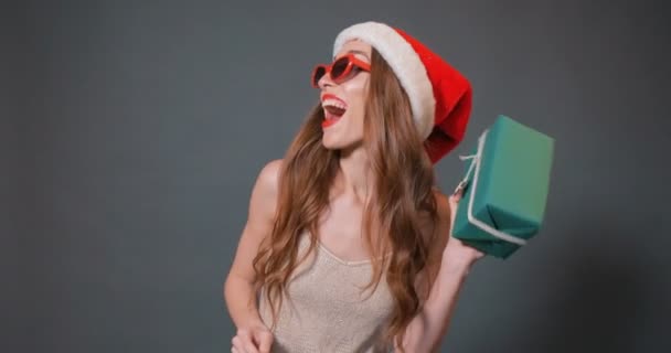 Chica es feliz con regalo de Navidad — Vídeo de stock