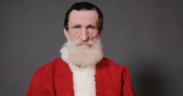 Papai Noel coloca no chapéu vermelho — Vídeo de Stock