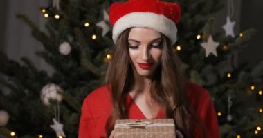 Kadın Noel hediyesi verir