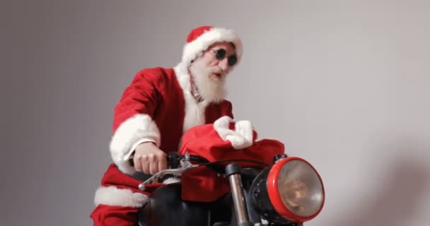 Santa claus op fiets — Stockvideo