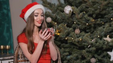 Kadın Noel ağacı tarafından sıcak çay içer