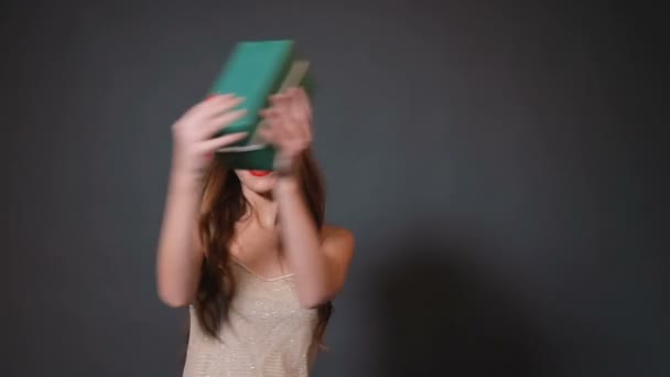 女孩投掷礼物 — 图库视频影像
