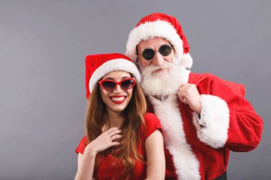 Noel Baba ve Genç Bayan gri arka plan üzerinde duran Noel