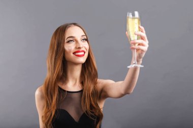 Bir kadeh şampanya içmeyi çekici uzun saçlı kadın