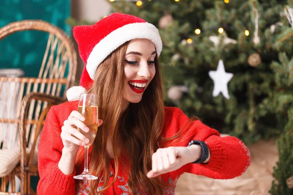 Atractiva mujer de Navidad con sombrero de Santa Esperando el Año Nuevo — Foto de Stock