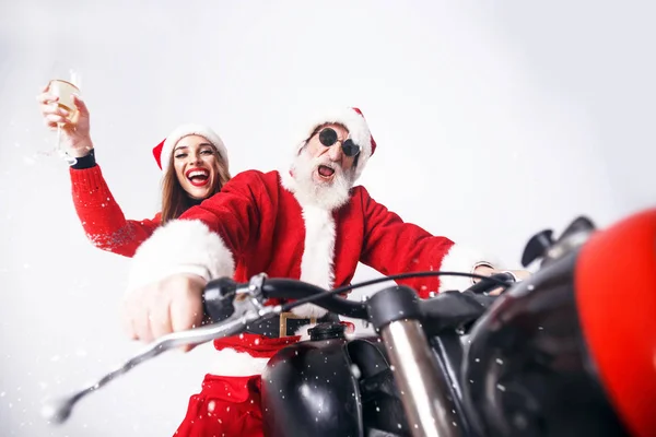 サンタ クロースと若いミセス クロース A オートバイ — ストック写真