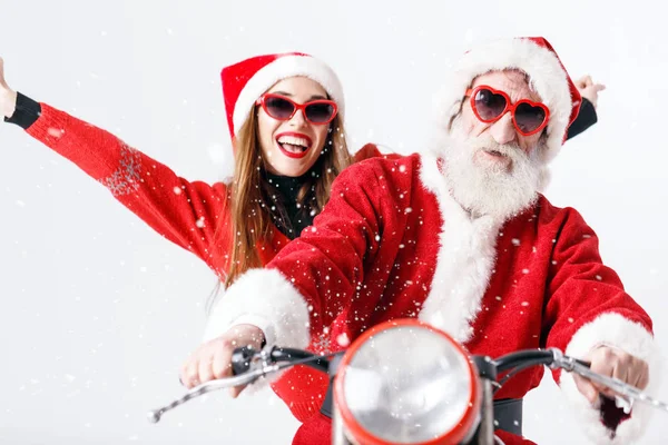 サンタ クロースと若いミセス クロース A オートバイ — ストック写真